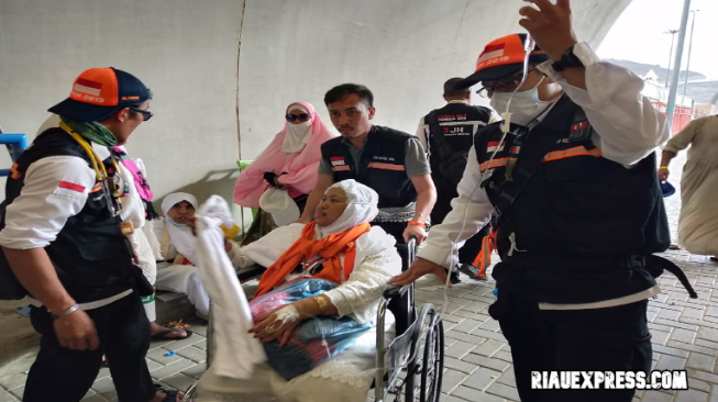 Respons Cepat Petugas Pos Kesehatan Mina Tangani Luka Kaki Jemaah: Bukti Kesiagaan Nyata di Tengah Lautan Manusia